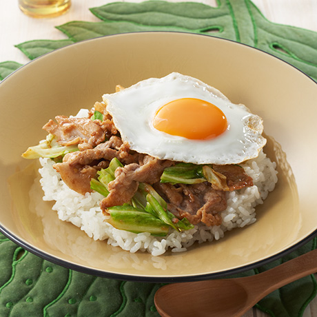 肉みそキャベツのロコモコ丼風