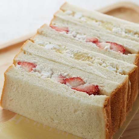 カッテージチーズとフルーツのサンド