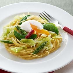 春野菜のペペロンチーノ温卵添え