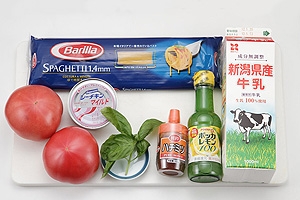 トマトの冷製パスタとレモンラッシー