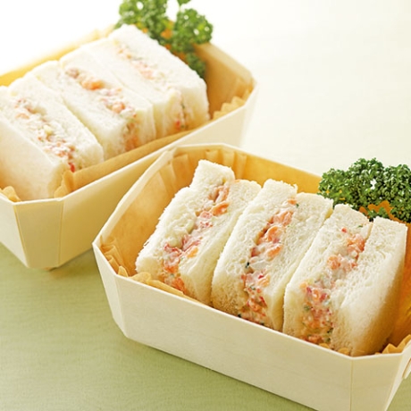 サーモンと野菜のタルタルサンド