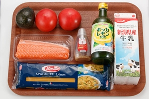 サーモンの冷製スパゲッティとレモンラッシー