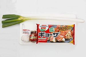 焼き餃子ピリ辛味噌ダレ