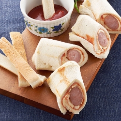 あらびきフランクとチーズのロールサンド