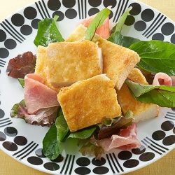チーズガレット風onサラダ