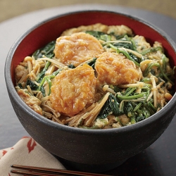 からあげチキンとほうれん草の卵丼