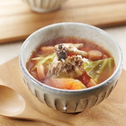 カット野菜で作る簡単具だくさんスープ
