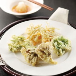 雪国まいたけと春野菜の天ぷら