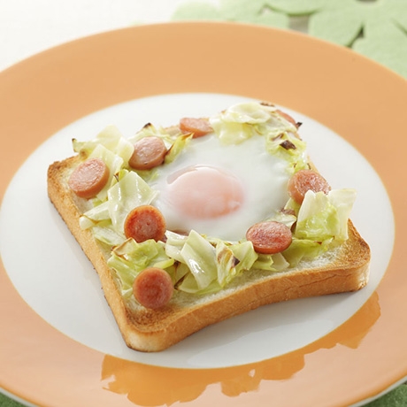 キャベツとウインナーの目玉焼きトースト