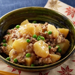 粗挽きそぼろとじゃが芋の中華煮