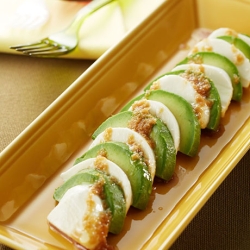 アボカドとモッツァレラのカプレーゼ