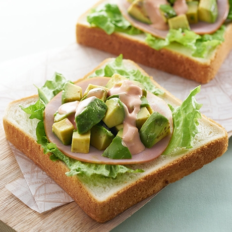 ごろごろアボカドとハムのオープンサンド