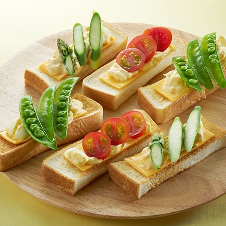 たまごのサラダと彩り野菜のスティックトースト