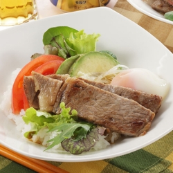 牛ステーキとアボカドののっけ丼
