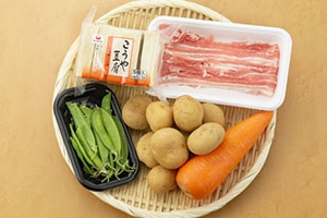 新じゃがと高野豆腐の煮物