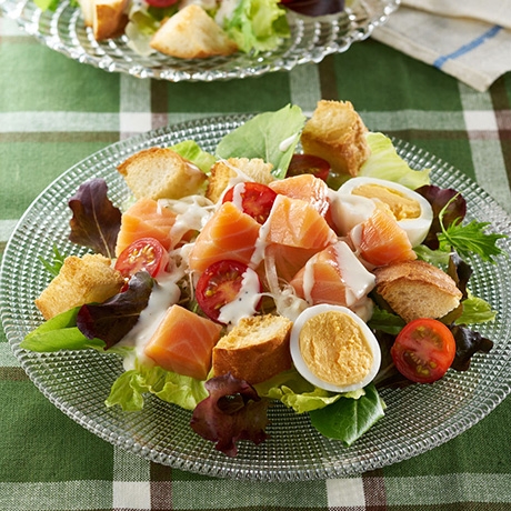 スモークサーモンとバゲットのサラダ