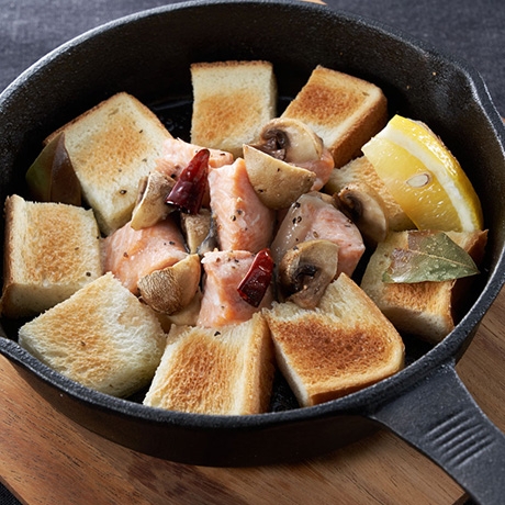秋鮭のアヒージョ風スキレットトースト
