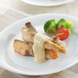 鮭の豚バラ巻き味噌マヨソース