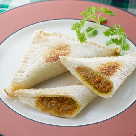 ツナそぼろの焼きカレーパン