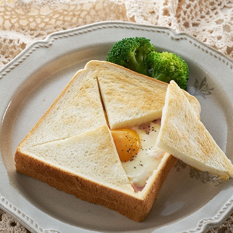 ベーコンエッグのチーズフォンデュトースト