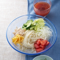 トマトつゆで食べるレタスそうめん