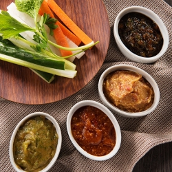 手作り味噌で食べるスティック秋サラダ