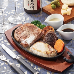 2種のたれで食べるステーキプレート