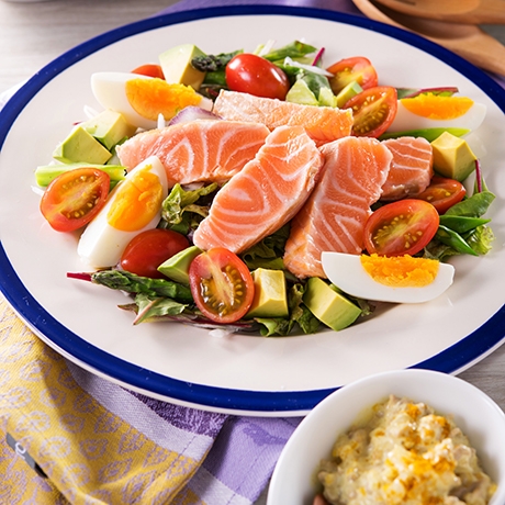 ミニトマトと炙りサーモンのカレーサラダ