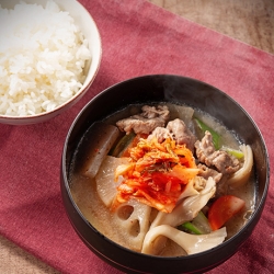 根菜と舞茸の豆乳キムチ豚汁