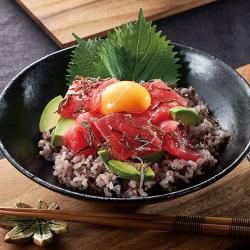 まぐろとアボカドの塩こんぶ丼
