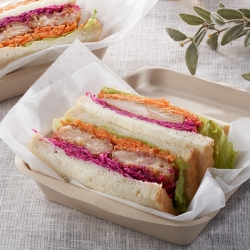 コロッケとチキンのボリュームサンドイッチ