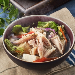 たっぷりチキンのスープサラダ