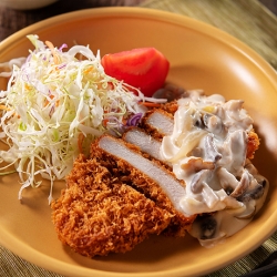 とんかつのきのこクリームソースかけ