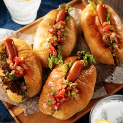 サルサソースのホットドッグ
