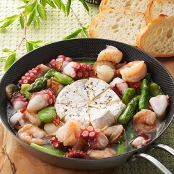 魚介と丸ごとカマンベールのアヒージョ