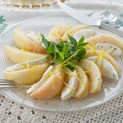 桃とモッツァレラのサラダ