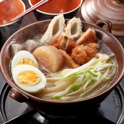 おでん種の鍋焼きうどん