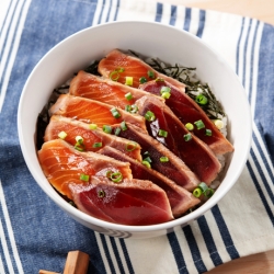 まぐろとサーモンのレアステーキ丼