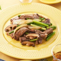 牛肉とにんにくの芽の炒めもの