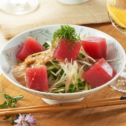 鉄火まぐろと香味野菜のごまドレサラダ