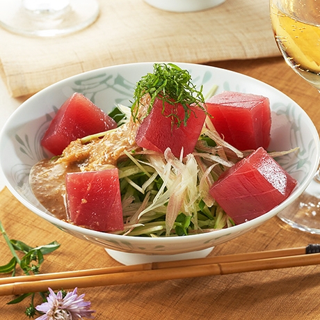 鉄火まぐろと香味野菜のごまドレサラダ