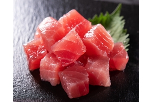 鉄火まぐろと香味野菜のごまドレサラダ