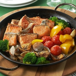 サーモンと彩り野菜のアクアパッツァ