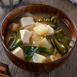 豆腐とわかめの塩こうじ味噌汁