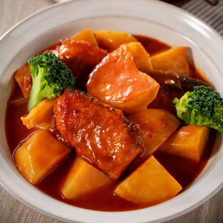 鮭とじゃが芋のトマト煮