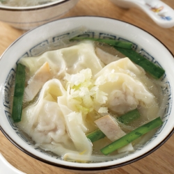 手作りワンタンとにらのスープ