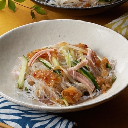 だし香る中華くらげの春雨サラダ
