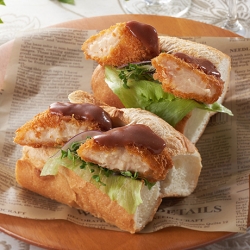 かにの濃厚クリームコロッケのデミソースサンド