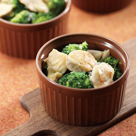 ブロッコリー、チェダーチーズ、ほうれん草のフリッタータ レシピ